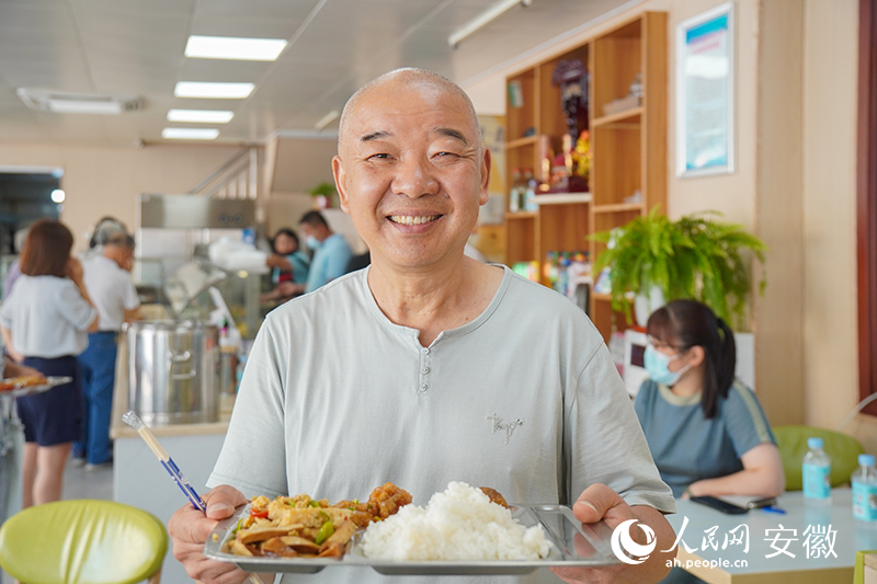 恒通社区老年食堂内，老人们吃得舒心安心。人民网 陈若天摄