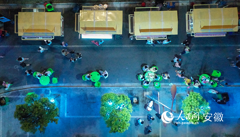 老街夜市。人民网 张俊摄