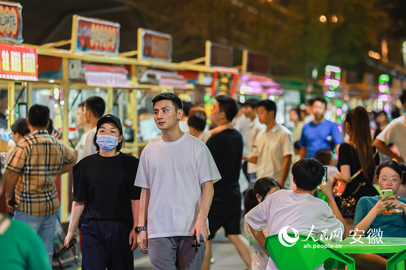 在老街夜市，人流熙熙攘攘，好不热闹。人民网 张俊摄