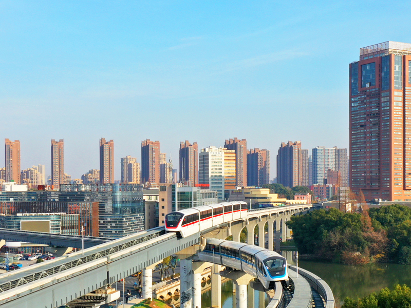 一列列单轨列车“骑跨”在轨道上奔驰，为江城芜湖增添了的一道靓丽的移动风景线。郑远摄