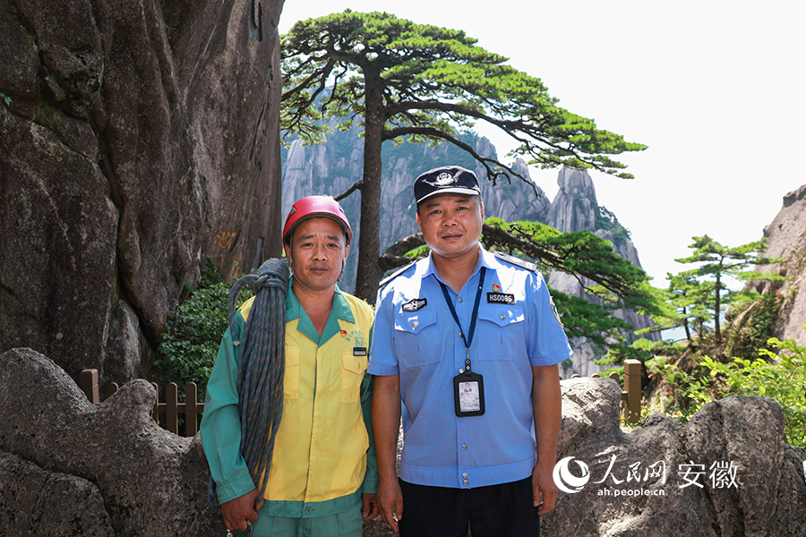 “中国好人”黄山风景区放绳工李培生（左）和迎客松守松人胡晓春。人民网 张俊摄