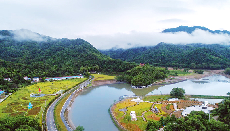 人工湿地公园及大别山山花园鸟瞰图。霍山县交通运输局供图