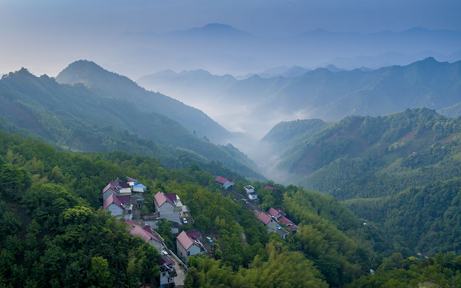 在安徽省宁国市南极乡龙川村，晨雾与青山相互辉映，勾勒成一幅美轮美奂的山村图画。李晓红摄