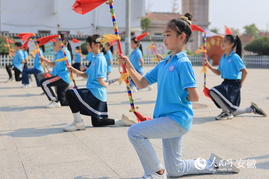 孩子们的动作整齐划一。人民网 王晓飞摄