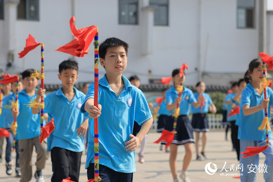 莲湘舞让孩子们更加自信。人民网 王晓飞摄