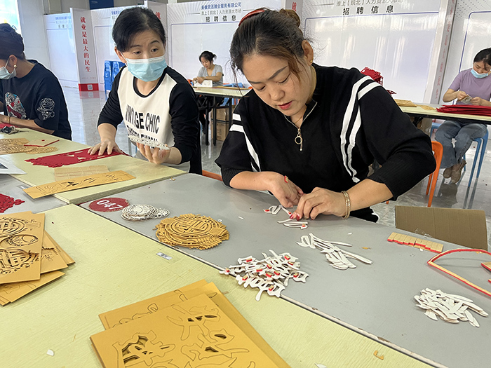 朱女士在“零工驿站”做手工活 。蚌埠淮上区人市场提供