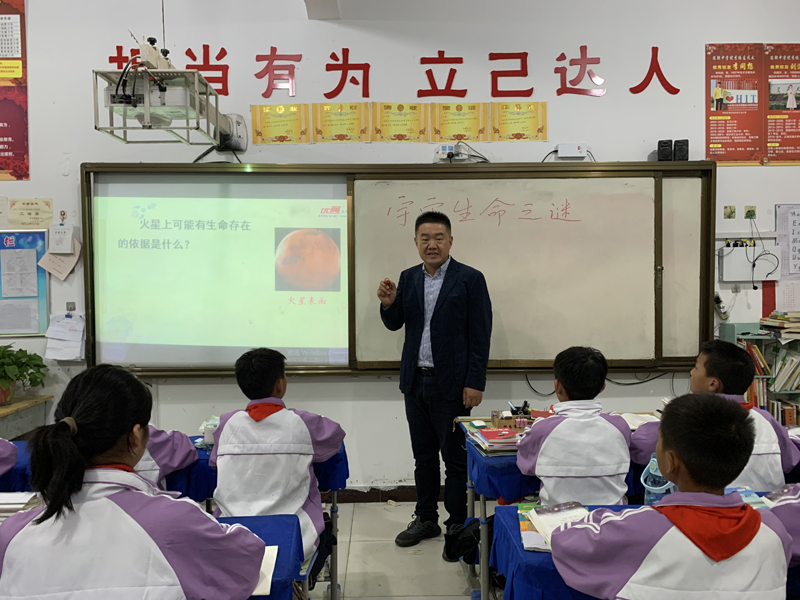 到任陈郢学校校长以来，余同明始终坚守教学一线。陈郢学校供图