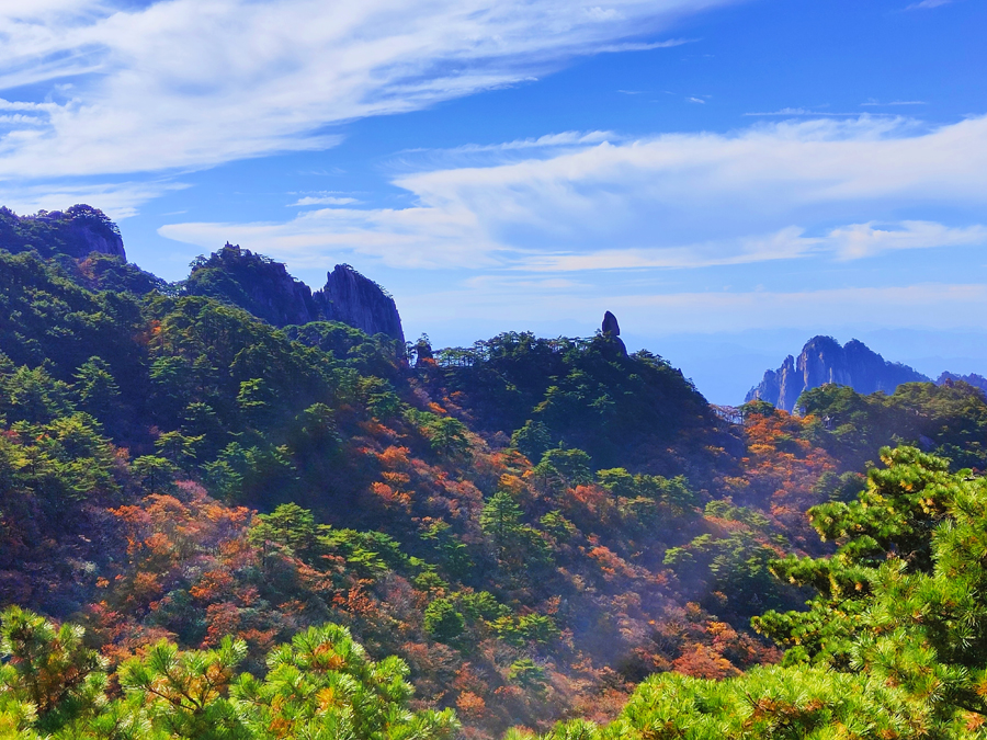 层峦耸翠的山峰，仿佛被涂上了色彩。徐高云摄