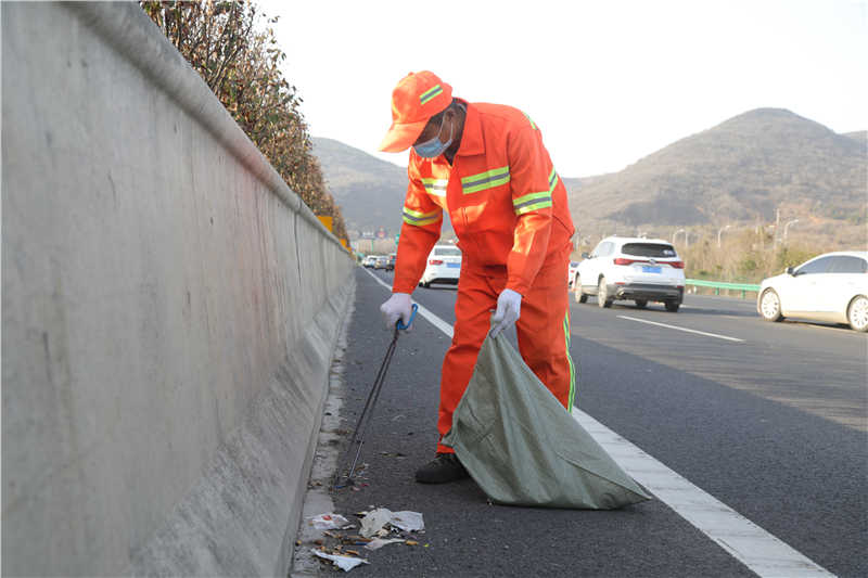 养护人员路边清扫垃圾。安徽交控集团供图