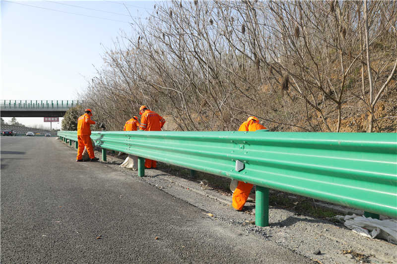 养护人员路边清扫垃圾。安徽交控集团供图