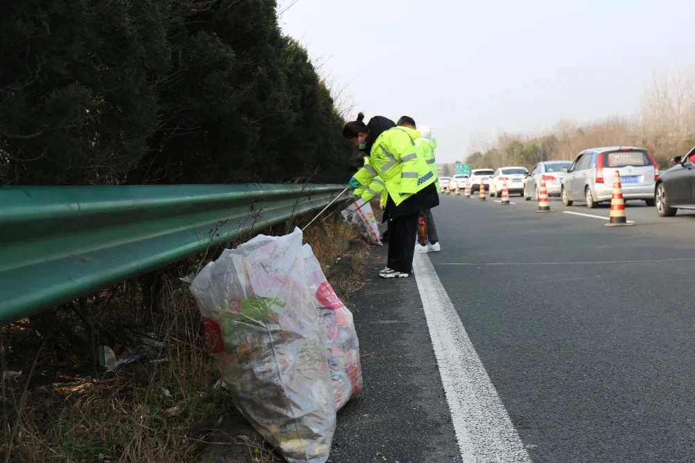 养护人员路边清扫垃圾。安徽交控集团供图