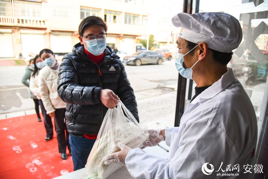 “刘圩大饼”又变成了春节期间当地百姓手中的“抢手货”。人民网 李希蒙摄