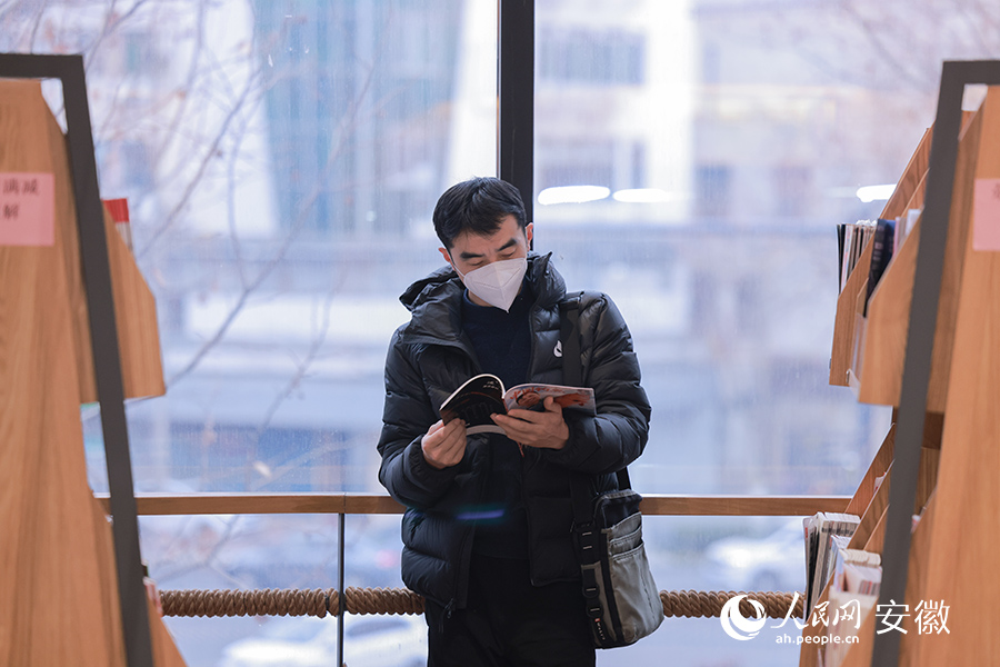 一位读者在认真阅读。人民网 王晓飞摄