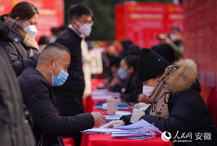 求职者填写报名表。人民网 陈若天摄