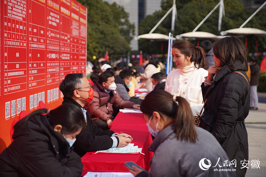 招聘会现场人气火热。人民网 陈若天摄