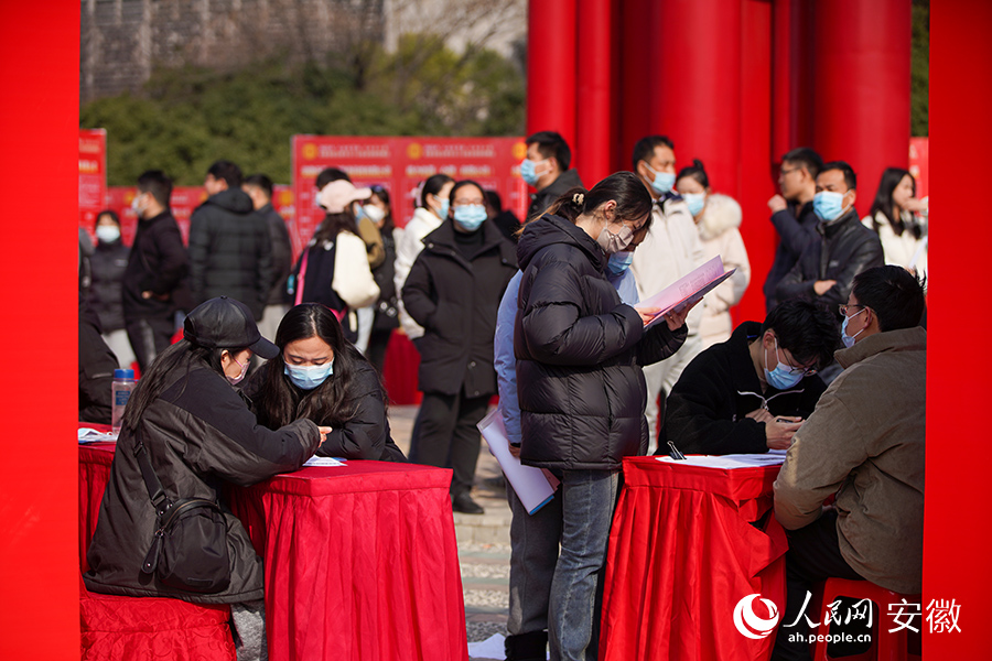 2023年“工会送岗位 乐业在江淮”安徽省暨合肥市总工会就业援助招聘会现场。人民网 陈若天摄