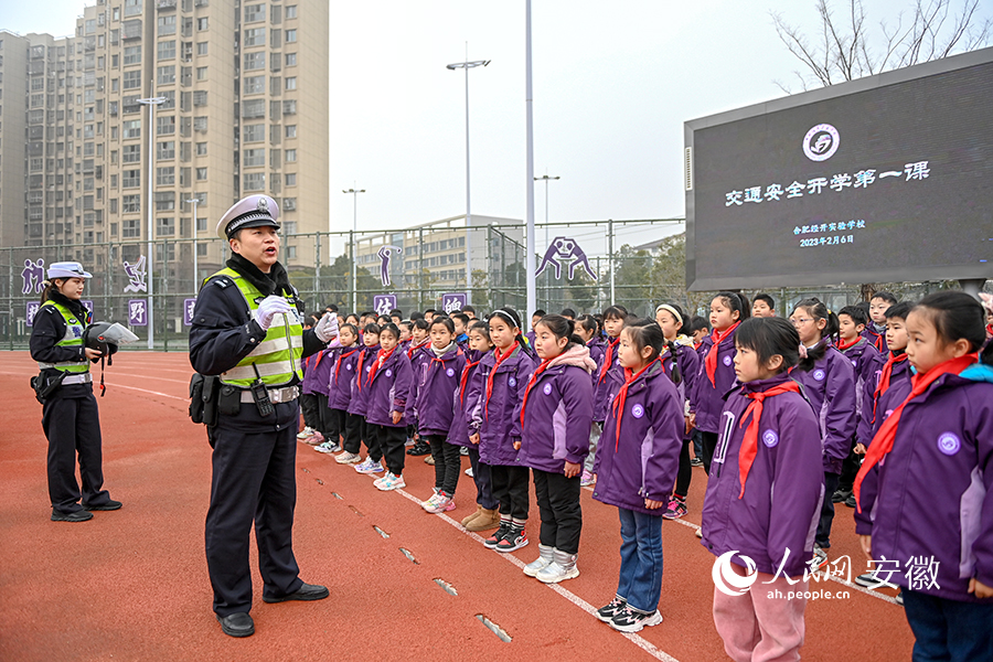 民警向同学们宣传交通安全知识。人民网记者 苗子健摄