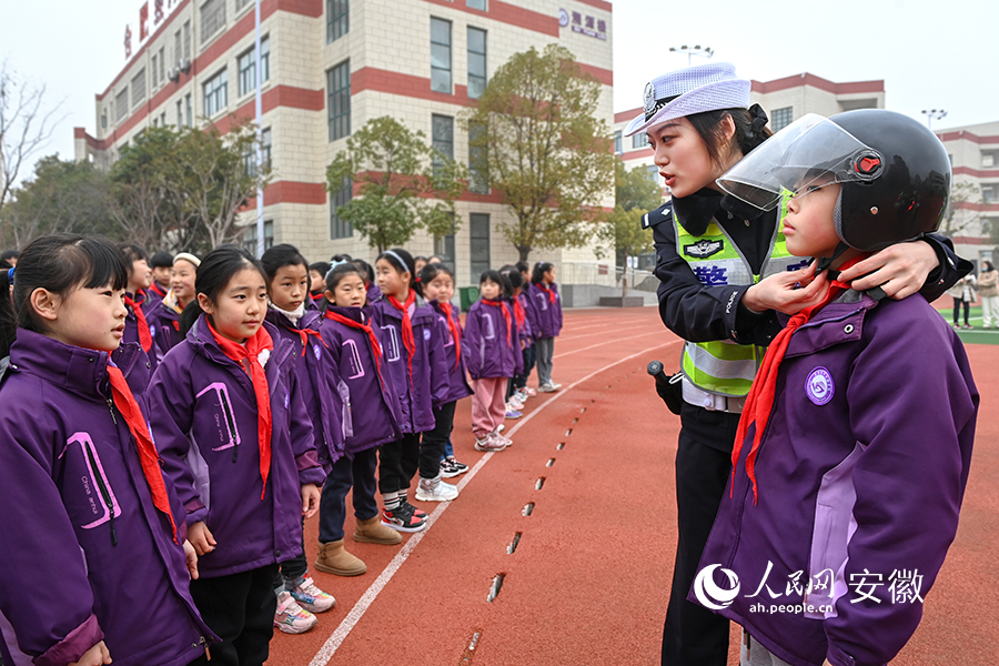 现场演示如何正确佩戴头盔。人民网记者 苗子健摄