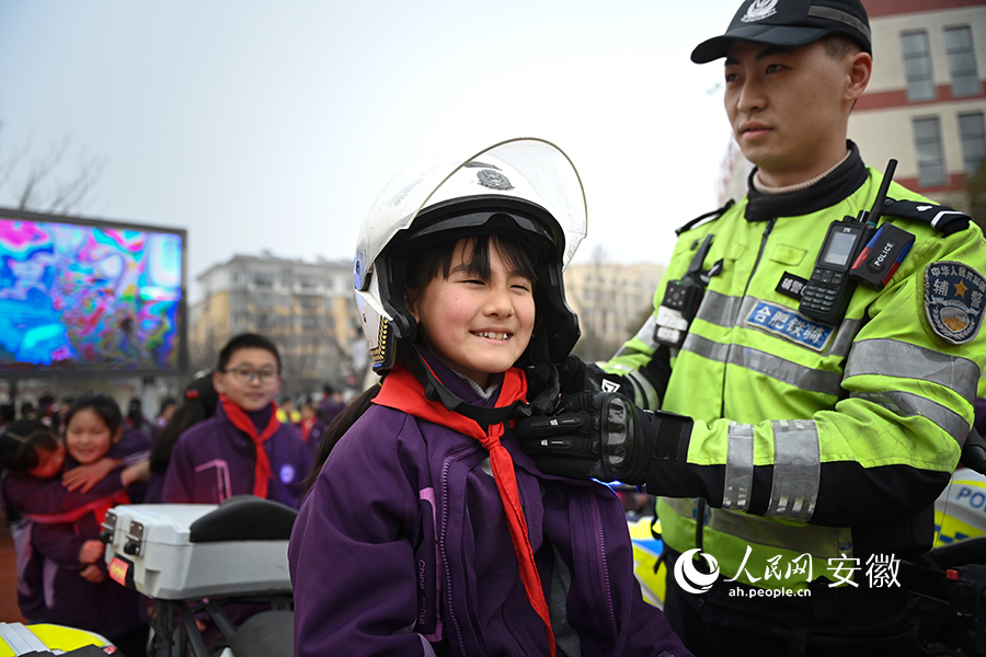 学生体验警用车辆。人民网记者 苗子健摄 