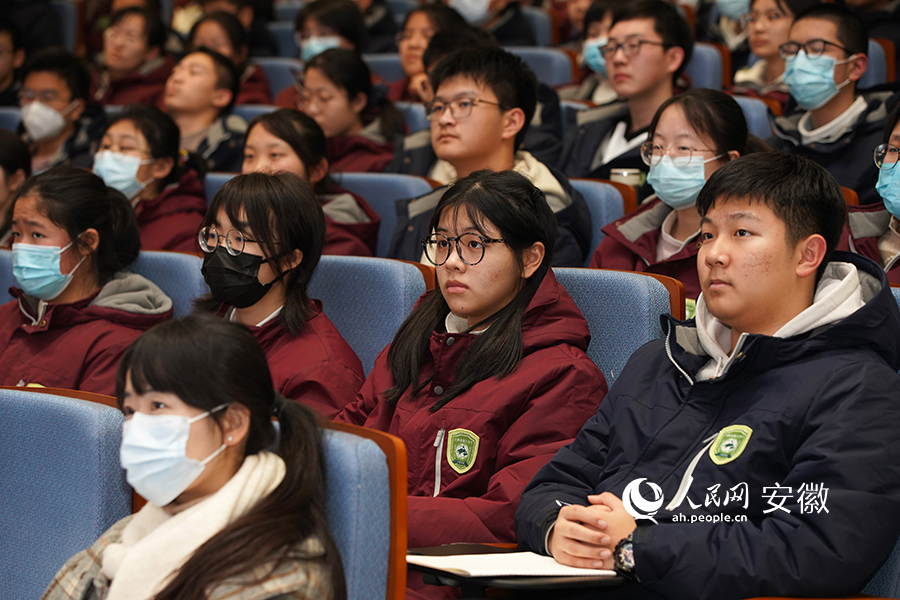 听得津津有味的同学们。人民网 陈若天摄