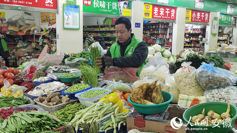 升级之后的菜市场干净整洁。人民网 胡雨松摄