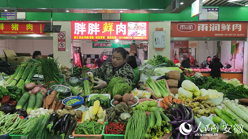 商户正在整理菜品。人民网 胡雨松摄