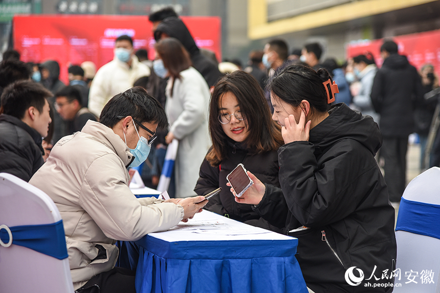 招聘会现场“供需两旺”。人民网 李希蒙摄