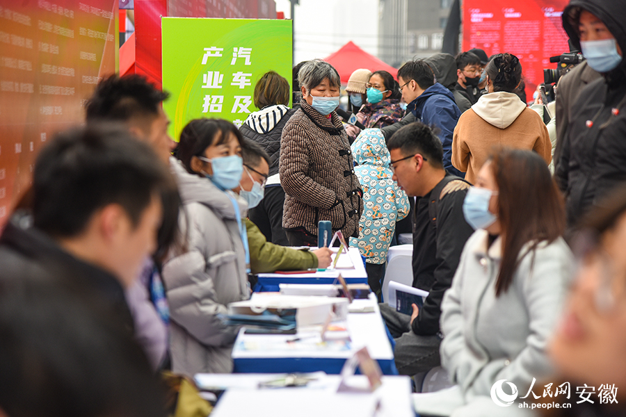 招聘会现场“供需两旺”。人民网 李希蒙摄