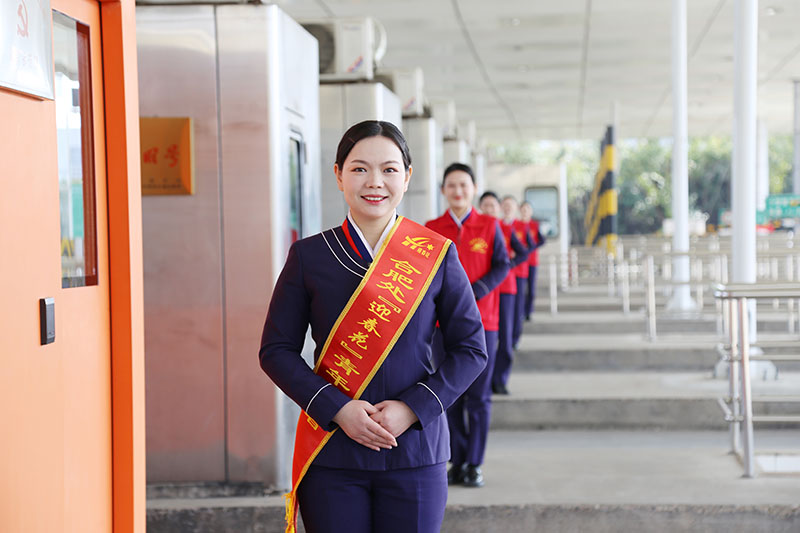 金寨路站“迎春花”青年志愿者打造“合肥快门”，做好文明服务。皖通高速供图