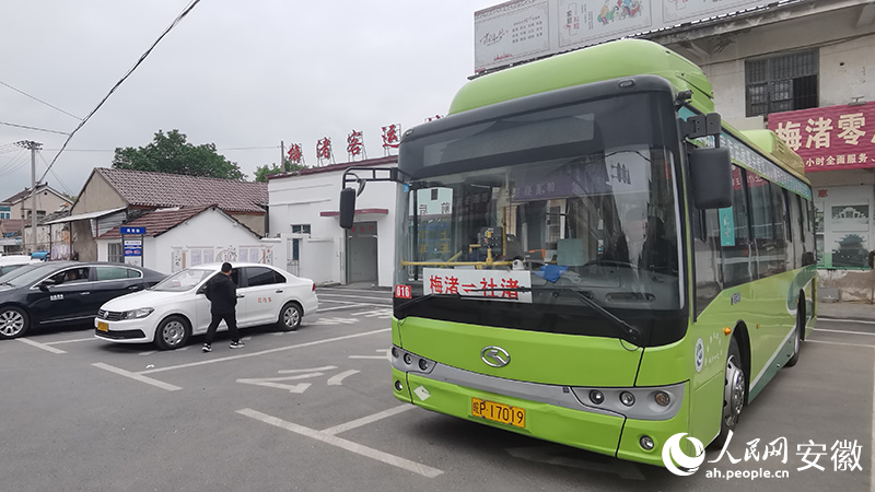 跨省公交在梅渚客运站整装待发。人民网 胡雨松摄