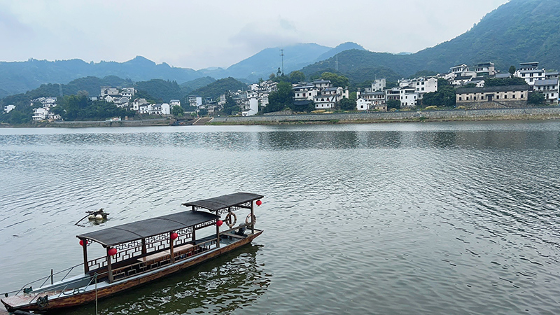 皖浙1号风景道紧邻新安江。黄山市交通运输局供图