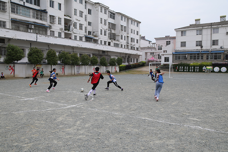 槎小学生在原先砂石场地踢球。蔡磊 摄