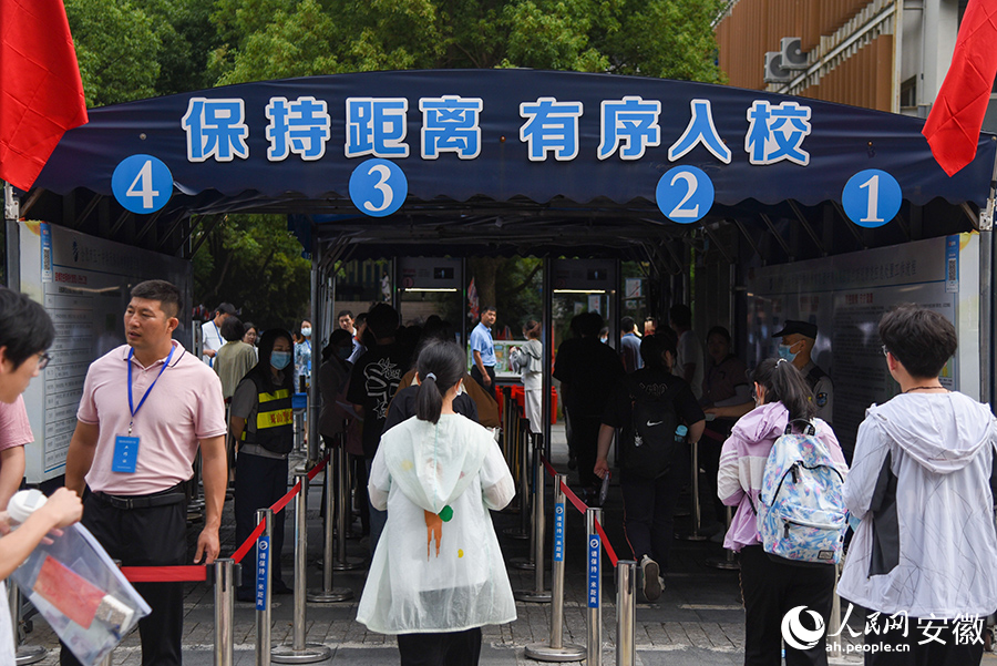 考生进入考场。人民网 李希蒙摄