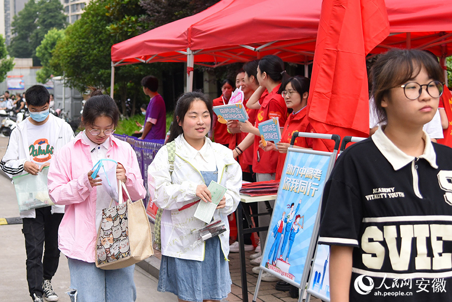 考生进入考场。人民网 李希蒙摄