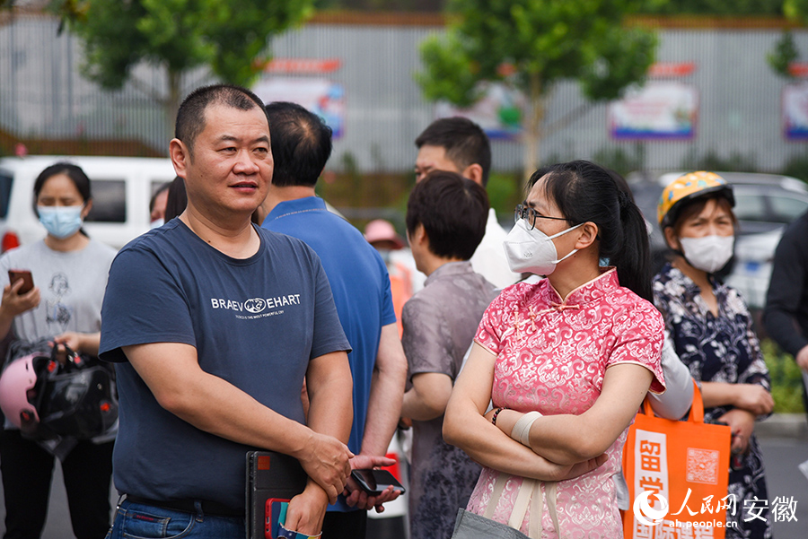 送考的家长。人民网 李希蒙摄