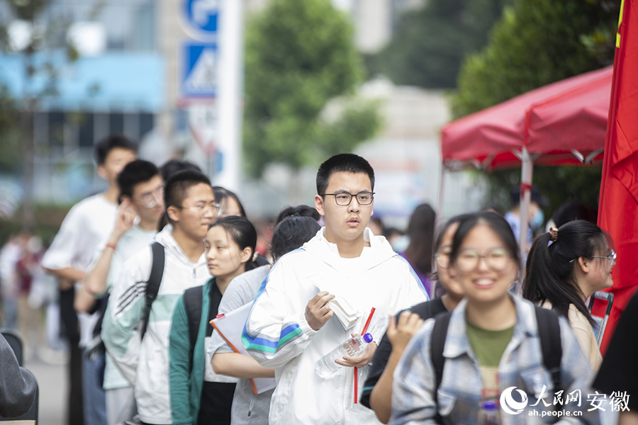 考生进入考场。人民网 李希蒙摄