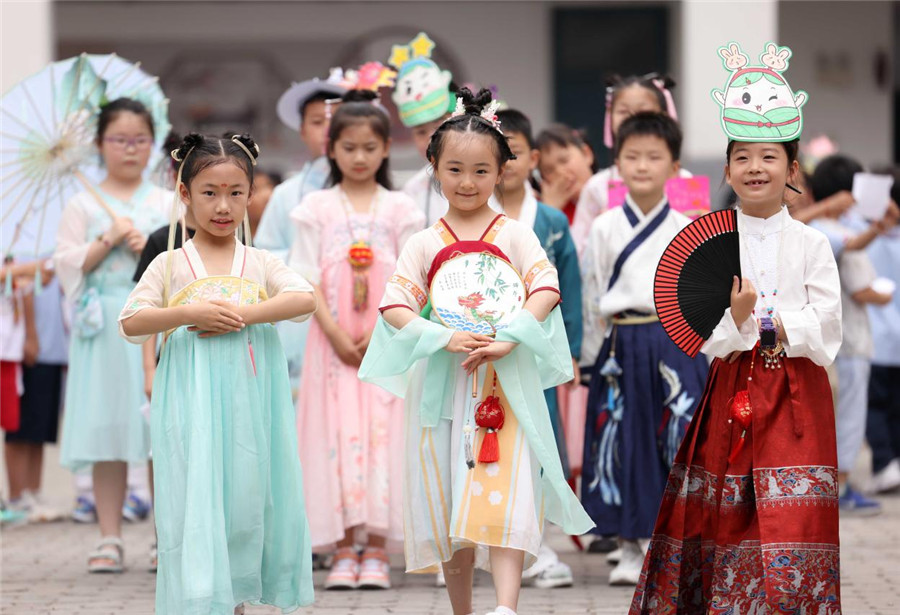 6月16日，合肥市大通路小学的“乐端午•粽情游”趣味游园活动现场，孩子们进行传统汉服展示。解琛摄