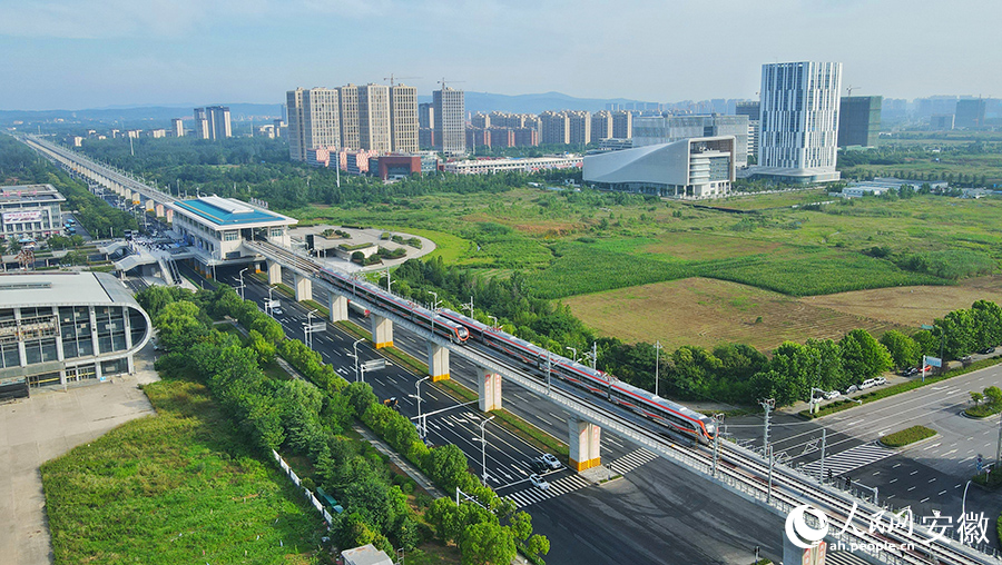 俯瞰滁宁城际铁路（滁州段）。人民网记者 王锐摄