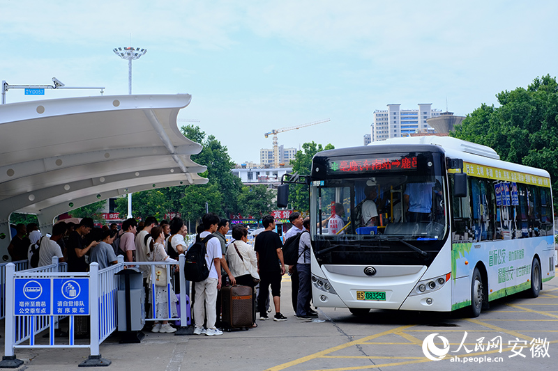 乘客在乘车点排起的长长队伍。人民网记者 汪瑞华摄