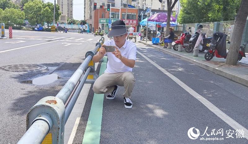 陈浩在网格内巡查。人民网 陶伟摄