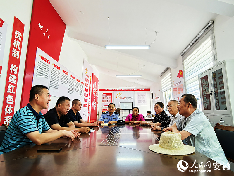 和顺小区红色驿站内，街道、社区、公安、物业、业主在开会。人民网记者 韩震震摄