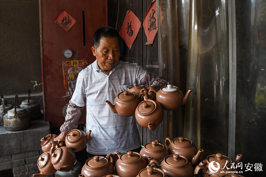 茶铺老板忙着给客人沏茶。人民网记者 李希蒙摄