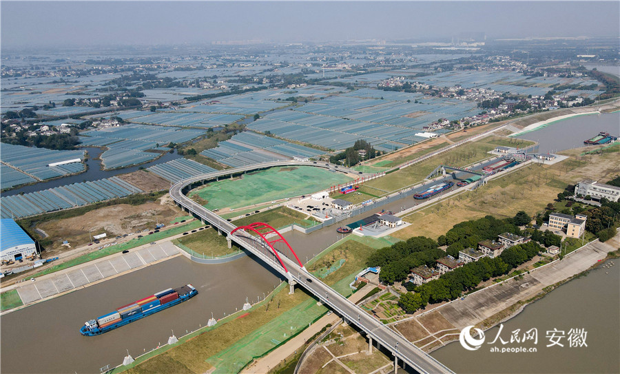 建成后的新裕溪一线船闸将有效打通合裕航道通航瓶颈、解决现有船闸通过能力不足问题。人民网记者 王锐摄