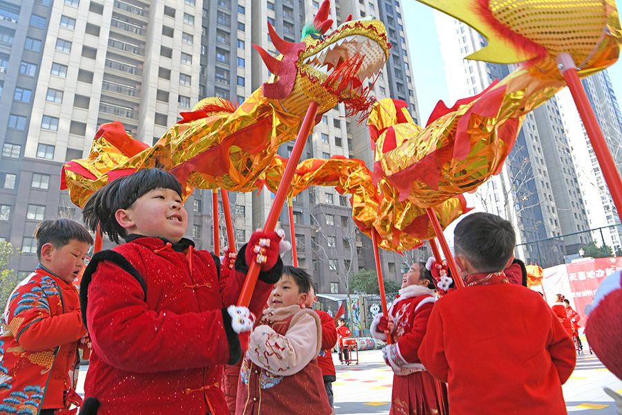 小朋友在幼儿园内舞龙舞狮，喜迎新年到来。陈彬摄