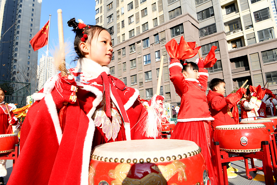 小朋友在幼儿园内舞龙舞狮，喜迎新年到来。陈彬摄