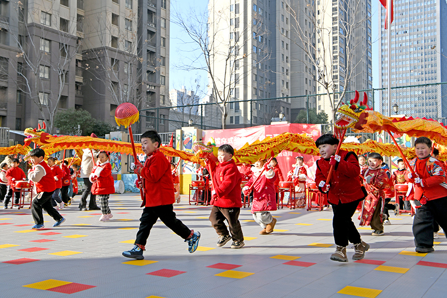 小朋友在幼儿园内舞龙舞狮，喜迎新年到来。陈彬摄