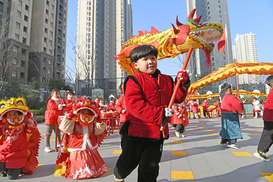 小朋友在幼儿园内舞龙舞狮，喜迎新年到来。陈彬摄