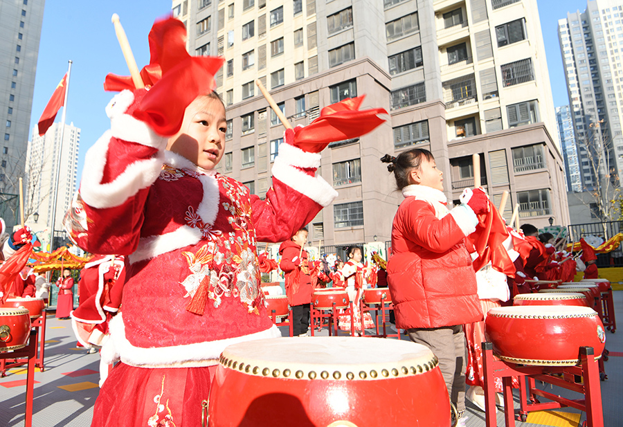 小朋友在幼儿园内舞龙舞狮，喜迎新年到来。陈彬摄