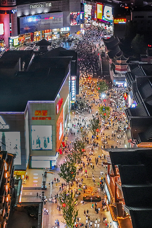 步行街夜景 丁跃梅摄