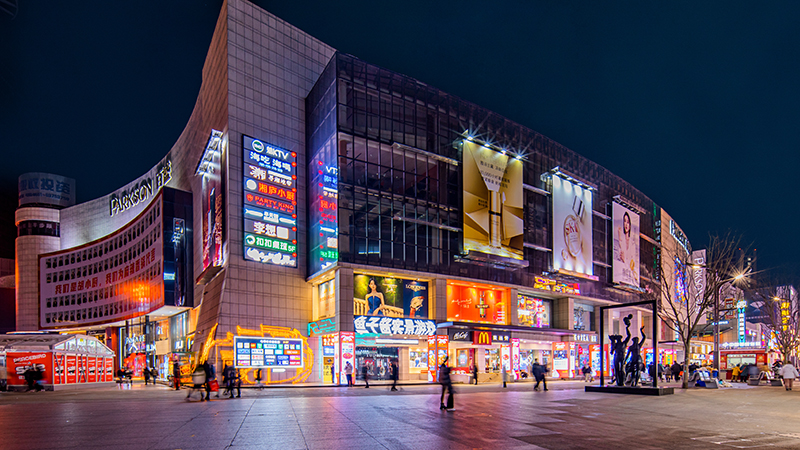 步行街夜景  陈登余摄